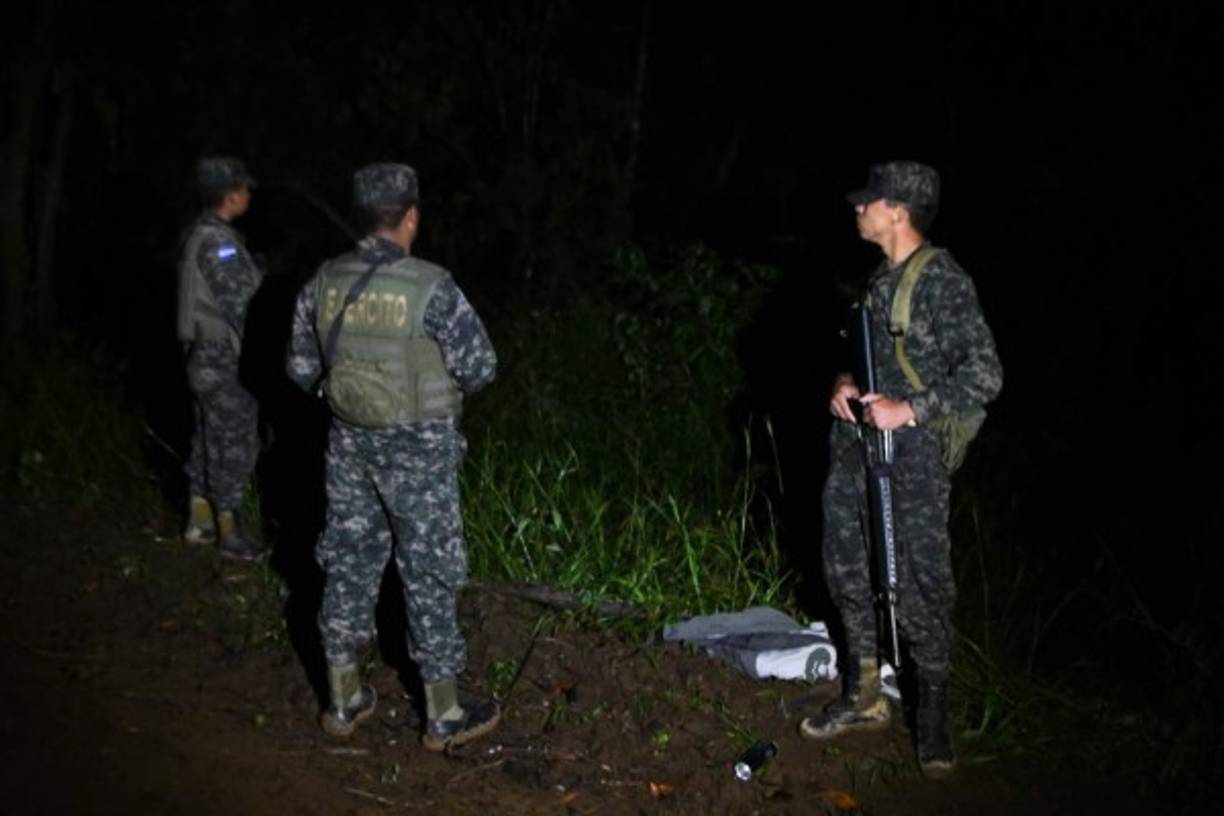 Los forenses iniciaron el levantamiento de los cuerpos a las 5 de la madrugada de este domingo.
