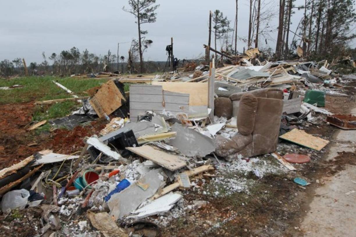 Fotografías y videos mostraron árboles cortados en dos, calles llenas de escombros y casas destruidas a raíz de la tormenta.