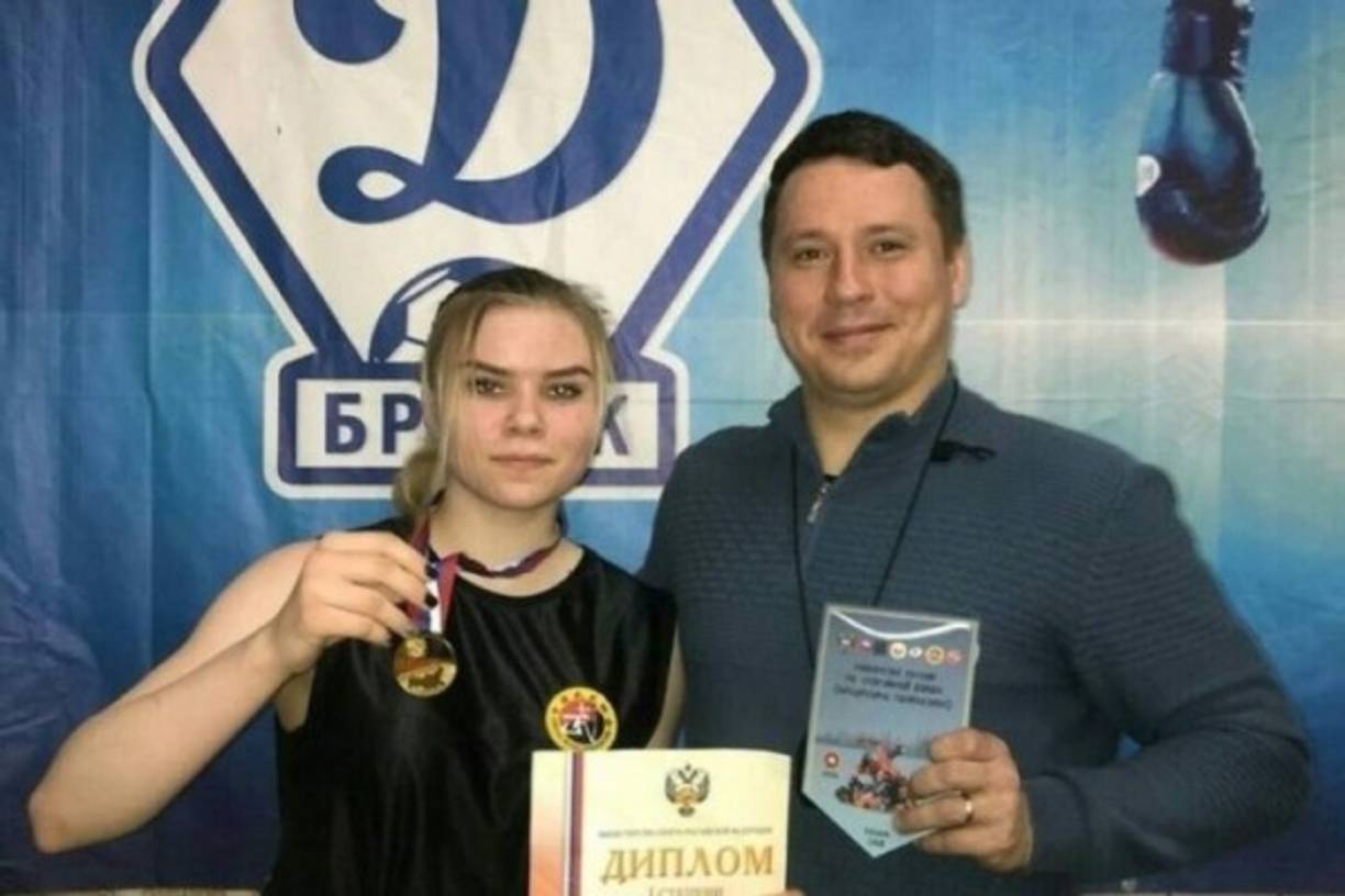 El rostro de Rybnikova es muy conocido en Rusia porque era campeona de pancracio, (pankration), un deporte de la antigua Grecia en el que los participantes utilizan una mezcla de boxeo y lucha en sus combates.