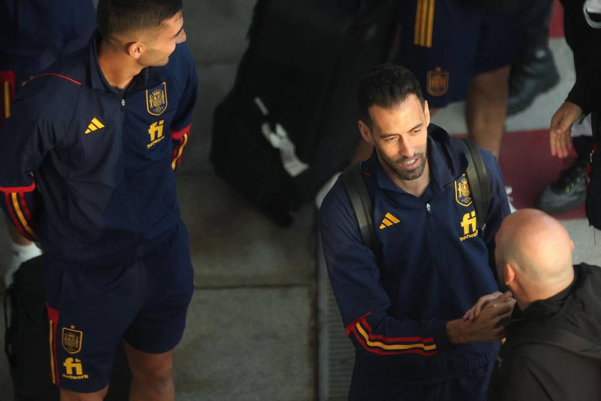 Tras recoger sus objetos personales, los jugadores fueron despidiéndose unos de otros con abrazos y gestos serios antes de ir tomando los diferentes coches que los esperaron en la zona privada del aeropuerto.