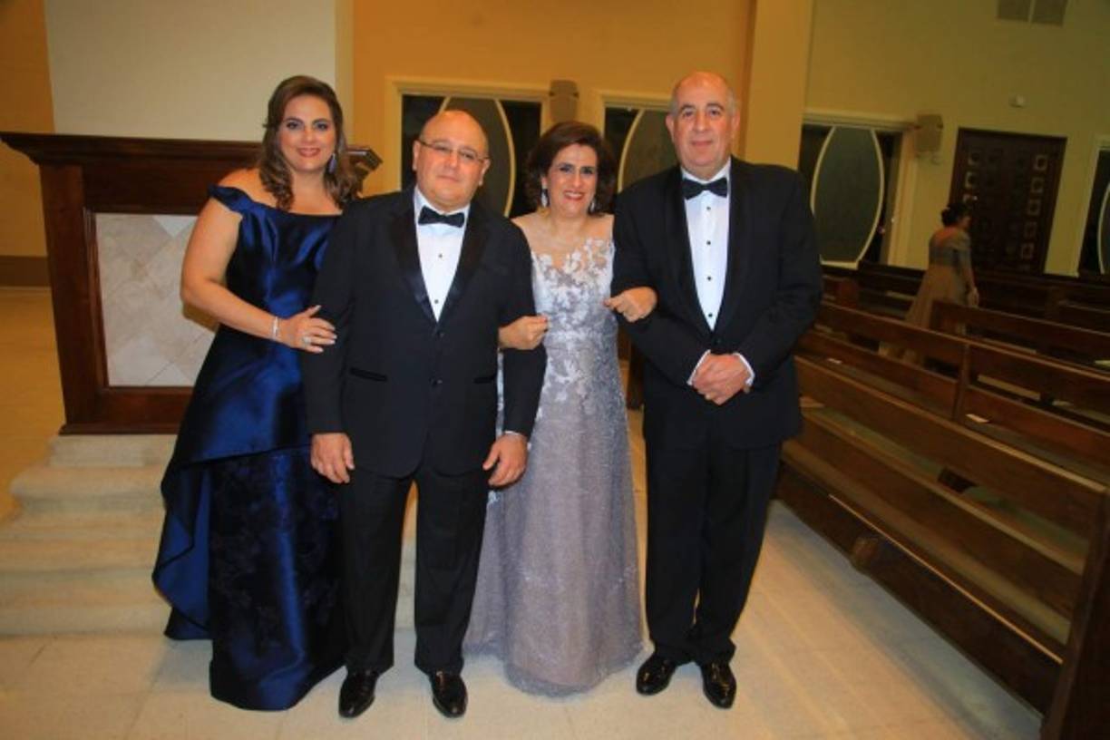 Carol y José Zummar, Rosemary y Taufic Andonie compartieron en la ceremonia católica.