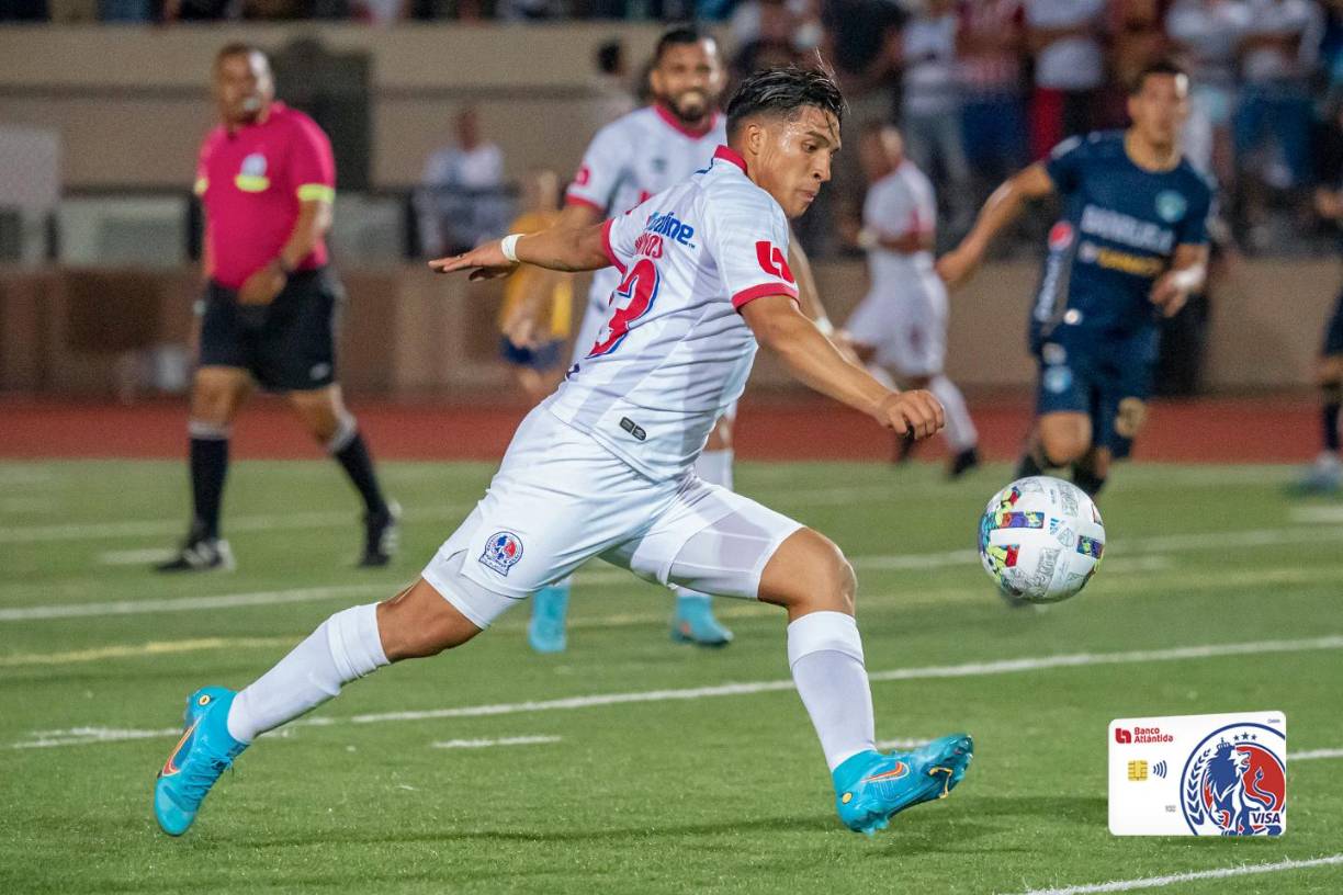 Michaell Chirinos - El futbolista del Olimpia no esconde su deseo de volver a salir al extranjero tras su experiencia por el fútbol mexicano y la MLS. “Todavía no tengo ofertas, pero me estoy preparando de la mejor manera para tener una oportunidad en el extranjero. Creo que la merezco y ahora debo demostrarlo dentro del campo y quedarme allá”. Y añade: “Mi representante no me ha hablado hace un par de meses, siempre es de las persona que si tiene algo me lo dice, siempre estoy atento a cualquier cosa”.