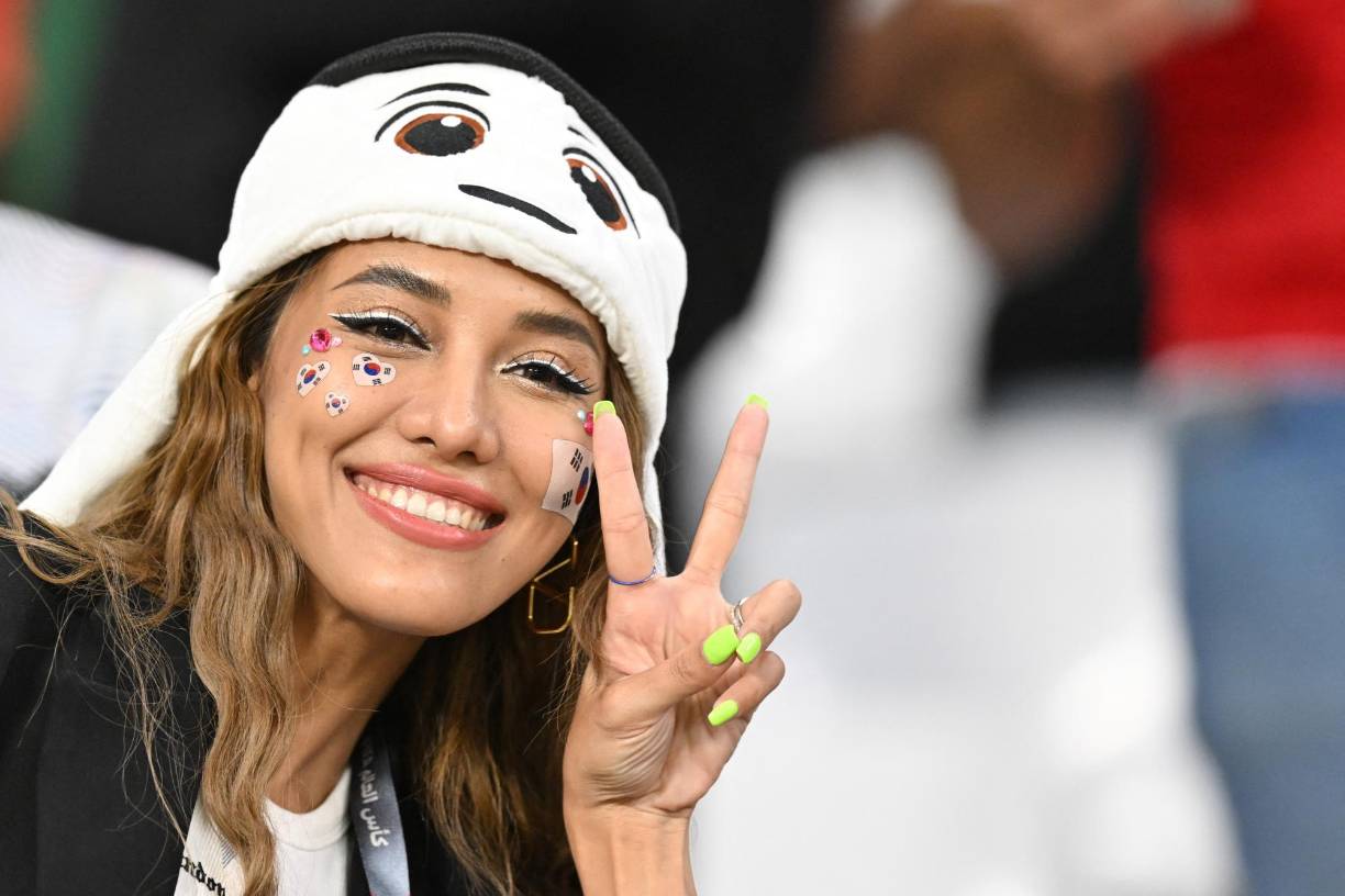Las bellas chicas llenaron el ambiente del partido entre Corea del Sur-Portugal.