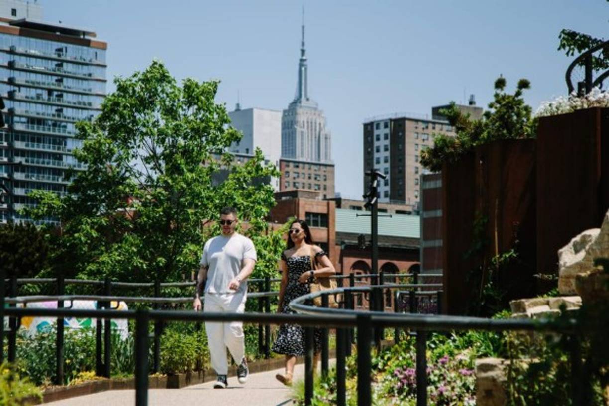 Con 350 especies de flores, árboles y arbustos repartidos entre colinas y explanadas verdes con vistas a Manhattan, a las que se añade una plaza con 'food trucks' y un anfiteatro con vistas al atardecer que estrenará programación en junio, la Gran Manzana sumó hoy un incentivo más a su reapertura planeada para el verano.