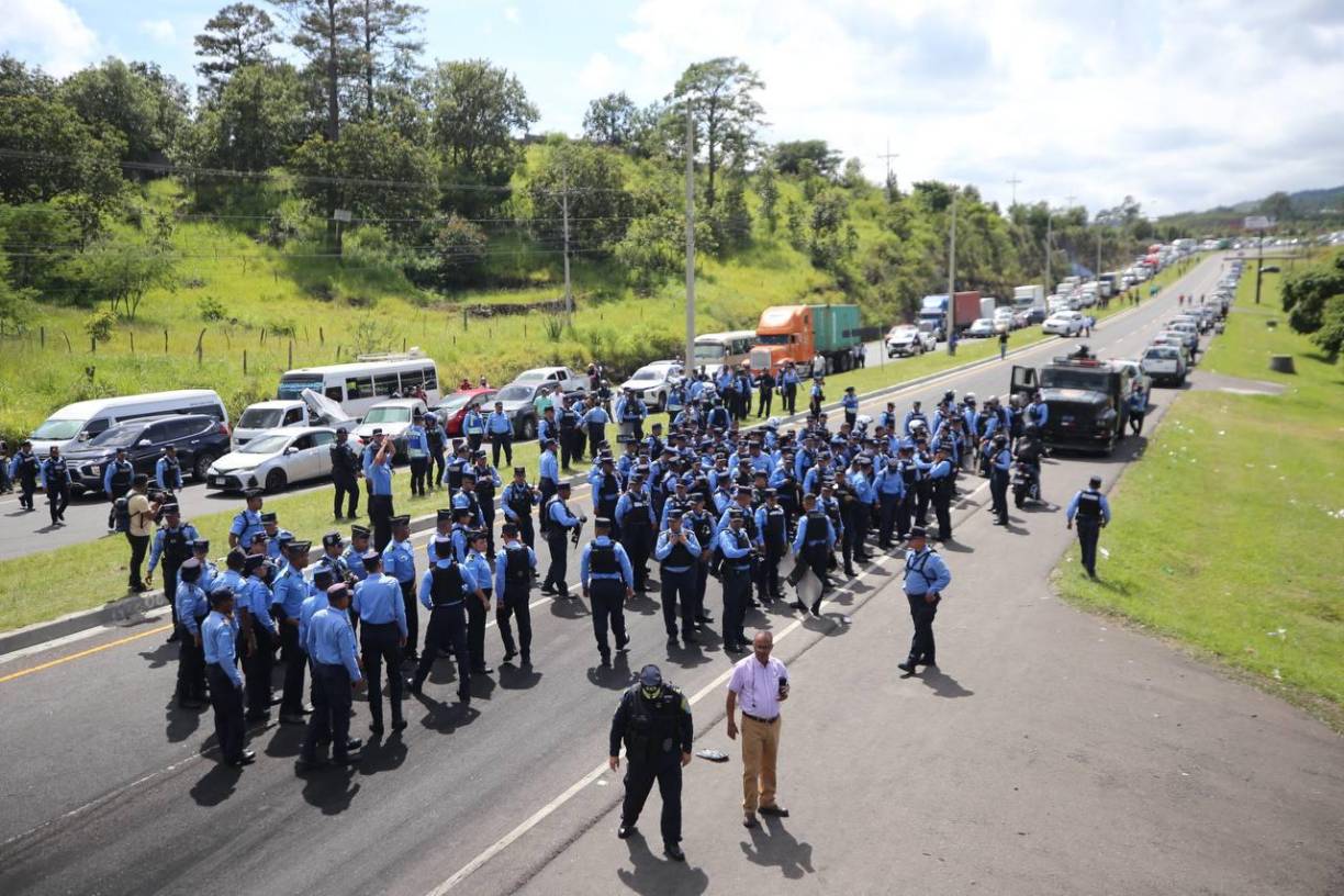 “Basta de impunidad”, “Juan vive, la lucha sigue y sigue” y “Justicia para Berta Cáceres!”, son algunos de los mensajes en pancartas que portaban los manifestantes, que responsabilizan al Estado y al Gobierno de Xiomara Castra del asesinato de López.