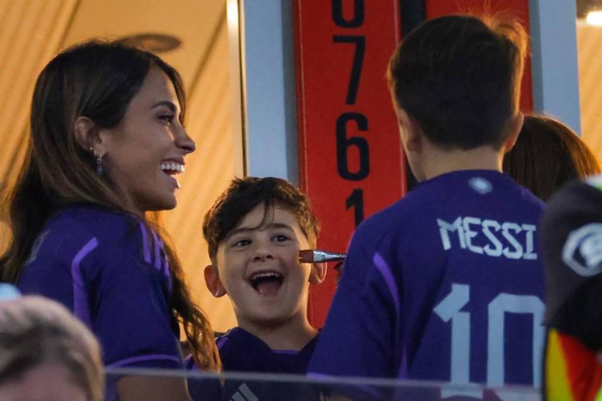 El pequeño Ciro fue captado contra Polonia muy sonriente cuando su madre Antonella Roccuzzo decidió pintarle la cara, pero luego de eso un detalle ha servido de ilusión a los argentinos.