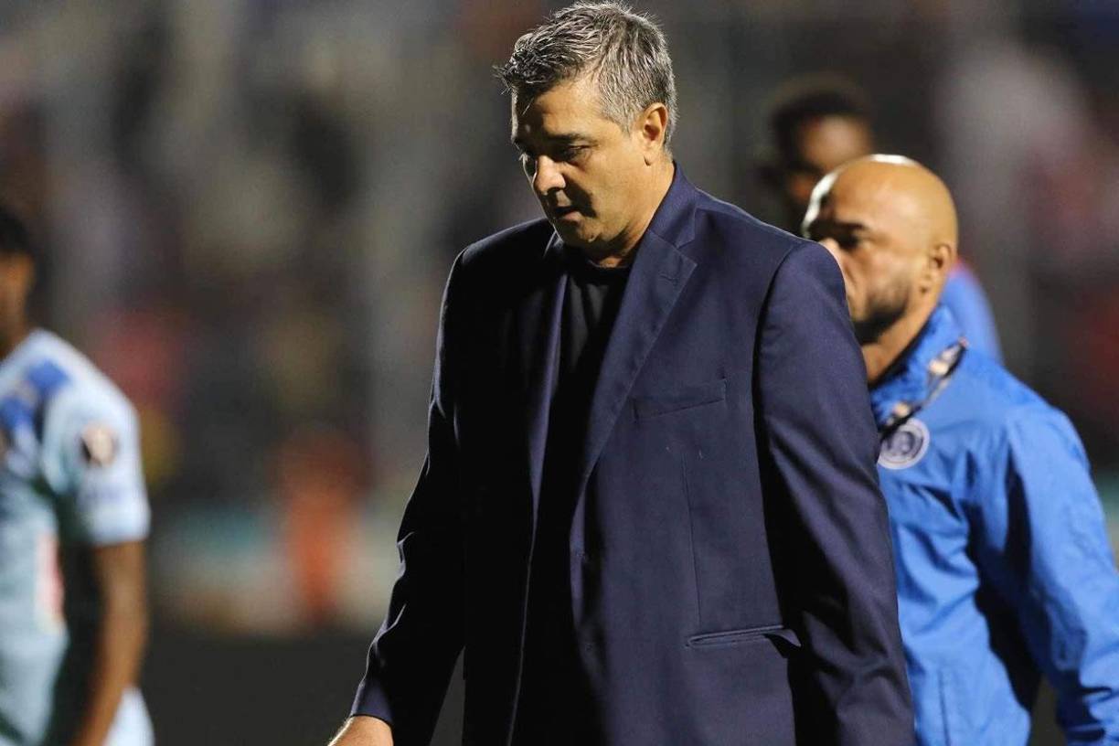 Así salió Diego Vázquez del campo del estadio Nacional Chelato Uclés tras empatar contra el Olimpia.