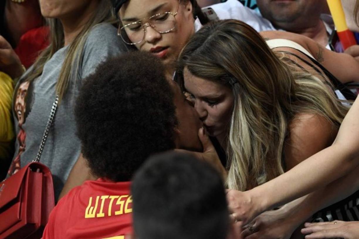 Axel Witsel celebra con su novia Rafaella Szabo.