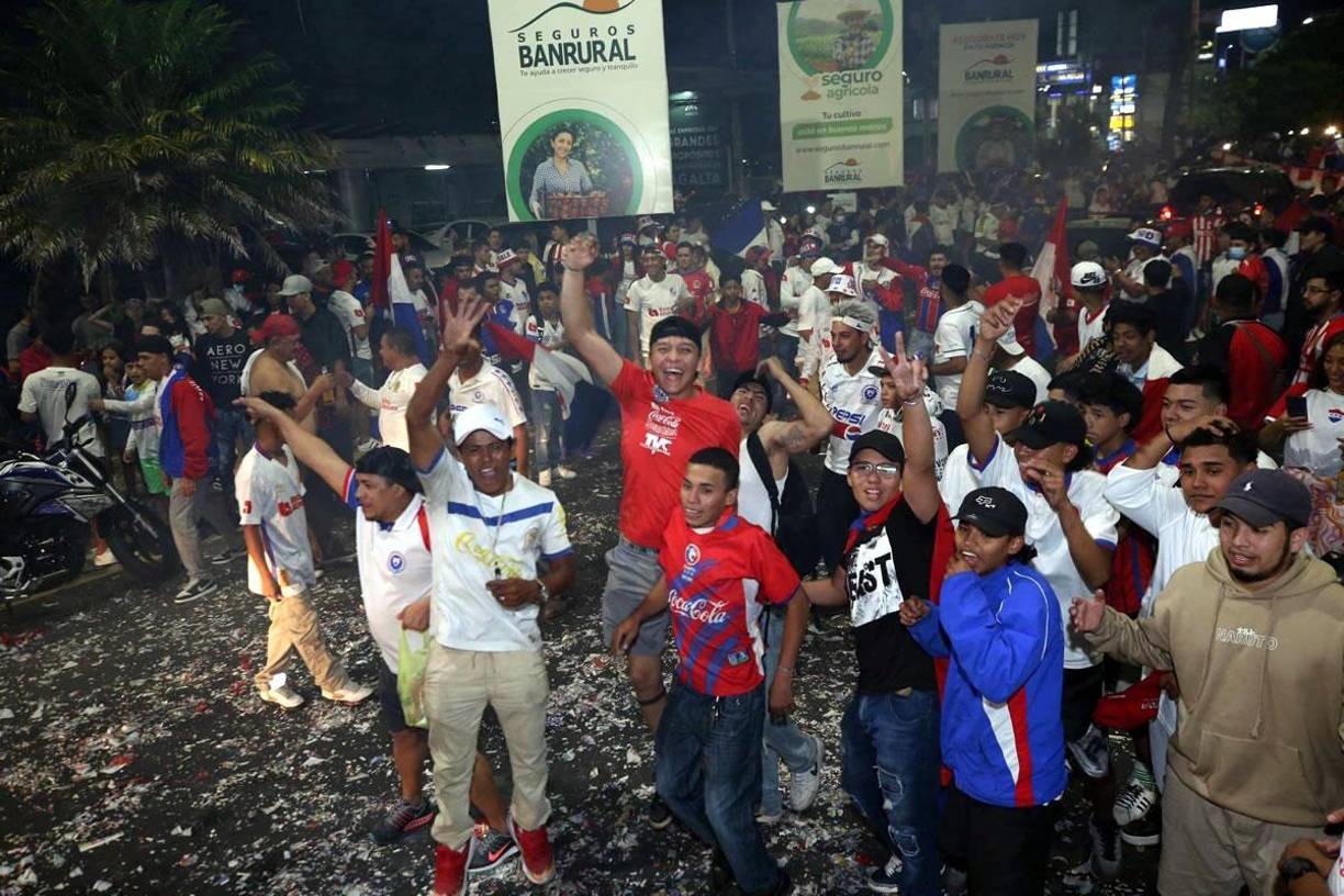 Así fue la celebración de los aficionados del Olimpia tras ganar la Copa 35 en la historia de la Liga Nacional.