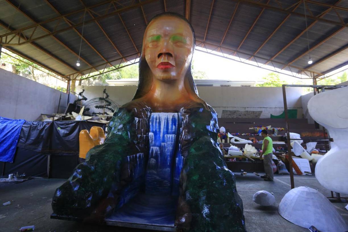 Más de 32 artesanos hondureños trabajan arduamente por extensas horas en la elaboración de las chimeneas gigantes en Trinidad, Santa Bárbara.