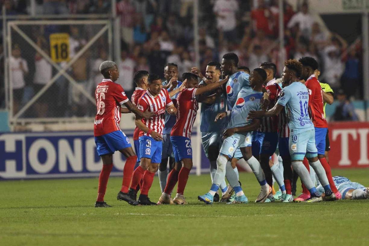 Los jugadores de Motagua y Olimpia protagonizaron un zafarrancho en los minutos finales del partido tras una falta sobre Marcelo Santos.