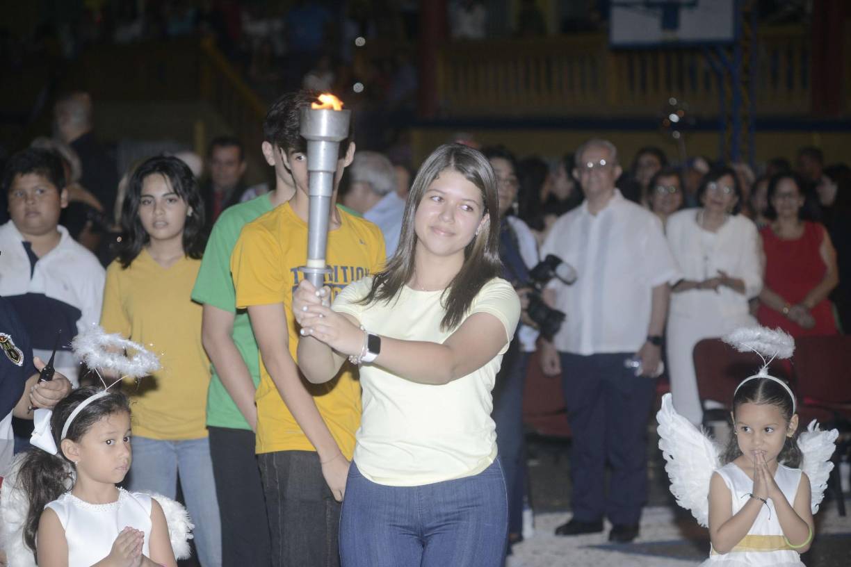 Una estudiante trasladando la simbólica antorcha