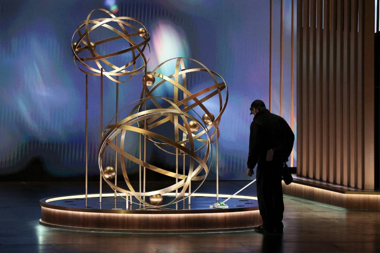 Estatua de Emmy de gran tamaño antes del inicio de la 75ª ceremonia anual de premios Primetime Emmy.