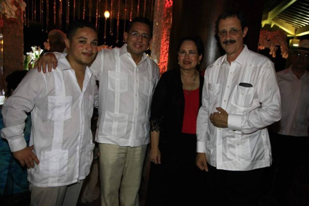 Pedro y Pedro Cubas con Gracia y Mauricio Villeda.