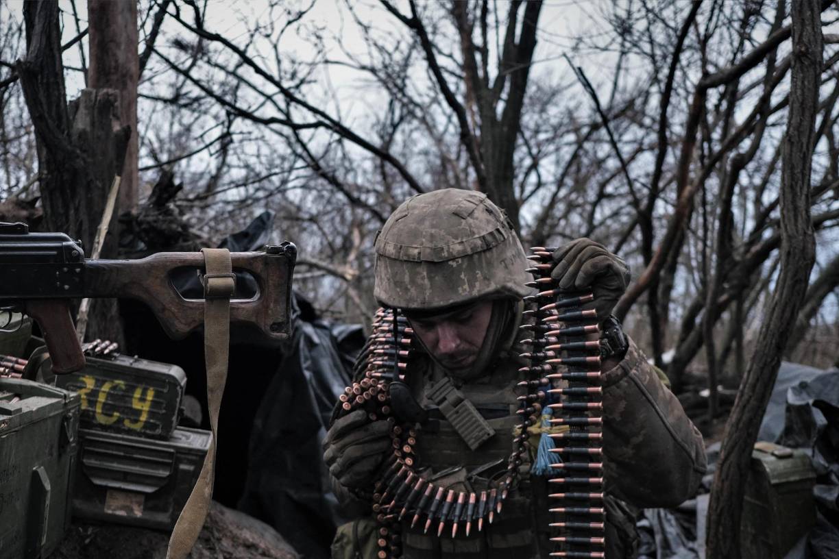 A soldier of the Ukrainian Volunteer Army prepares ammunition to fire at Russian front line positions near Bakhmut, Donetsk region, on March 11, 2023, amid the Russian invasion of Ukraine. (Photo by Sergey SHESTAK / AFP)