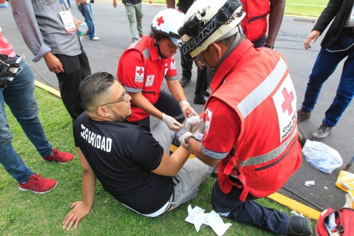 Un miembro de la seguridad privada terminó herido de una mano y fue atendido por la Cruz Roja.