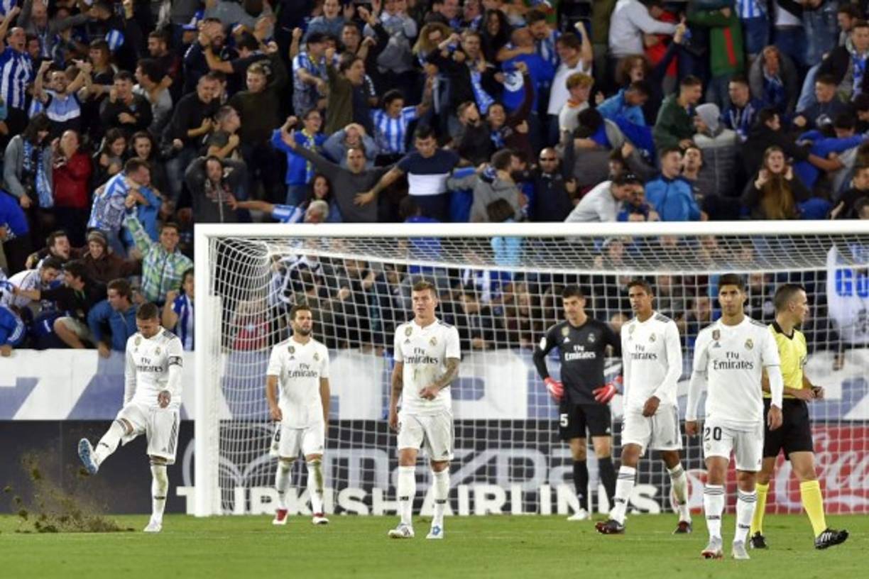 La cara de tristeza de los jugadores del Real Madrid tras el gol de Manu García del Alavés.