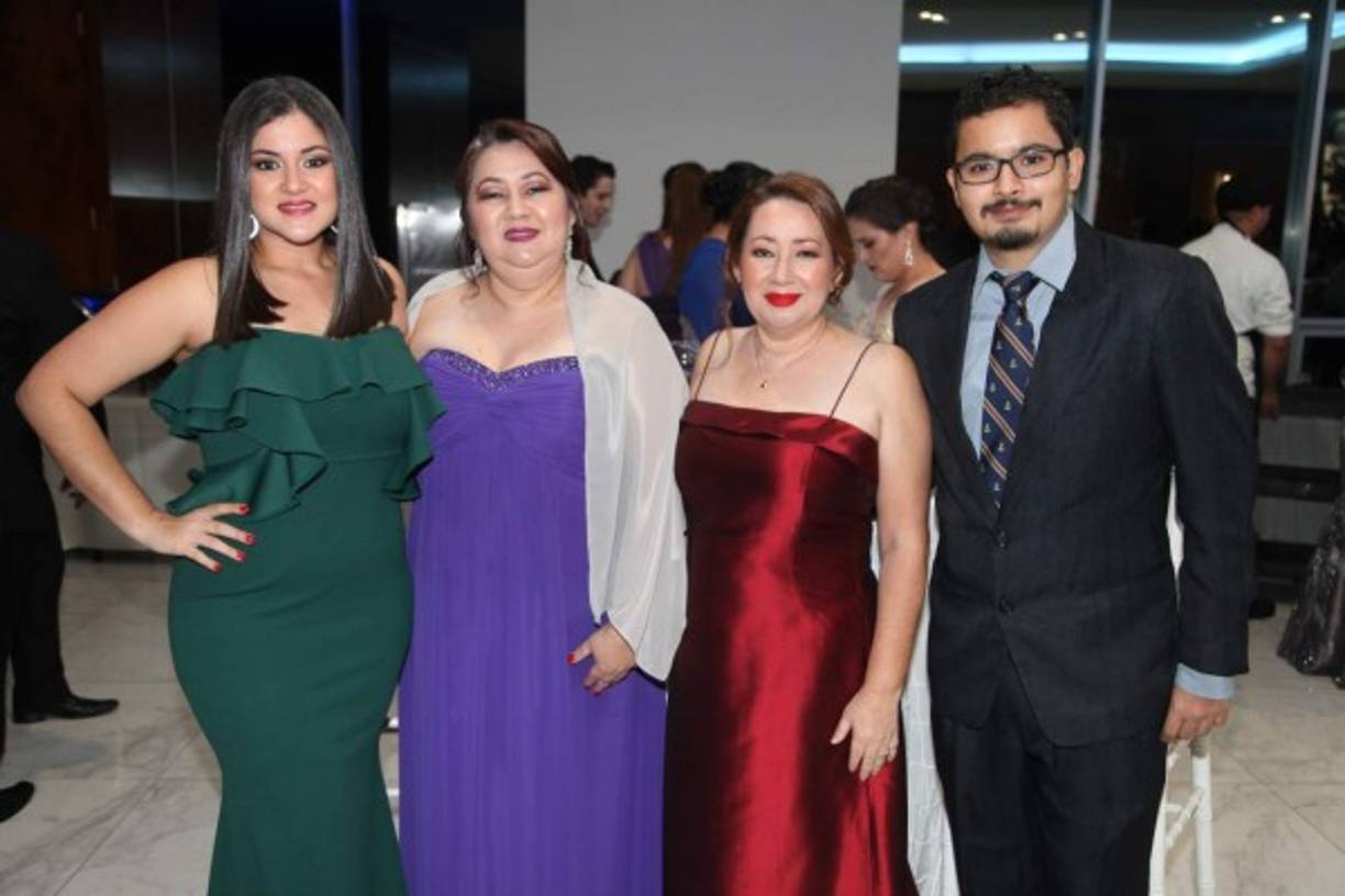 Brenda Díaz, Maritza e Iris Dubón con Juan Díaz.