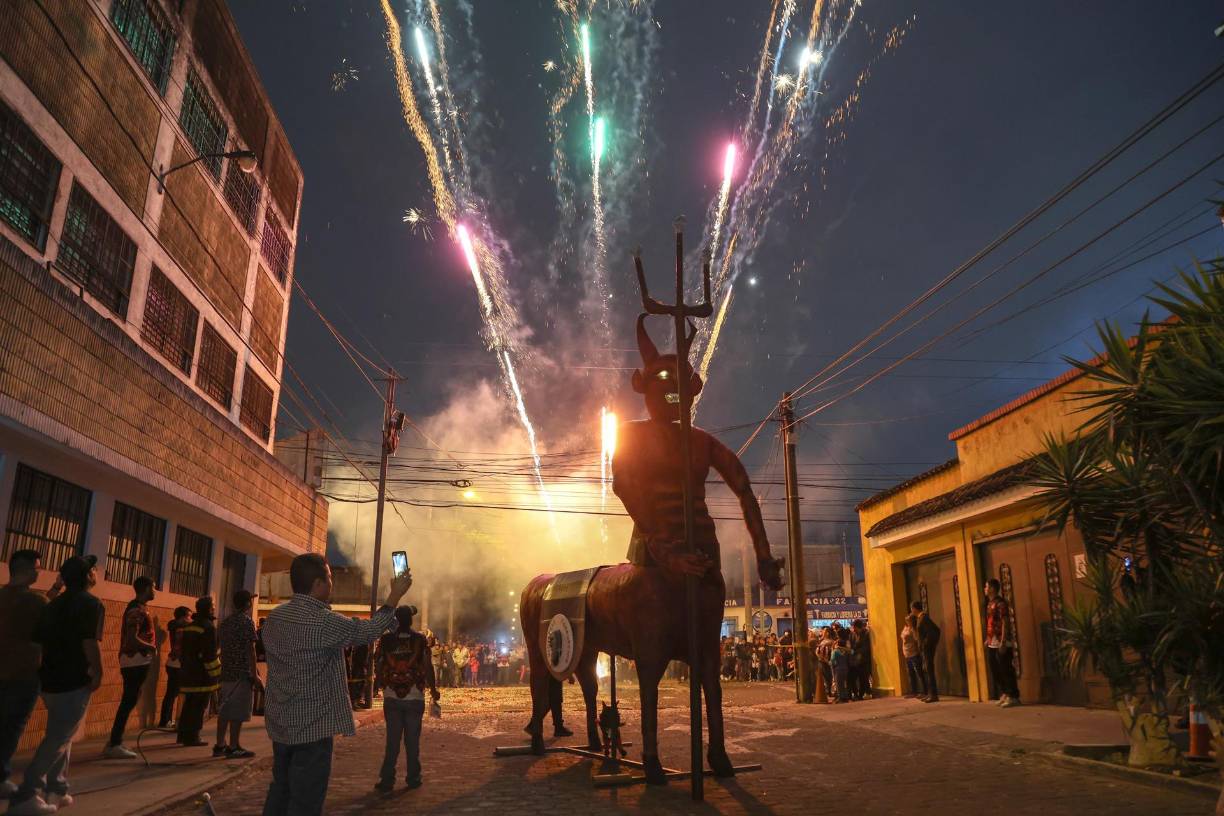 La tradición, consiste en sacar las cosas más viejas o gastadas que se encuentren en el hogar; pretendiendo hacer una limpieza profunda en el hogar. La mayoría de guatemaltecos juntan y queman periódicos usados durante todo el año.