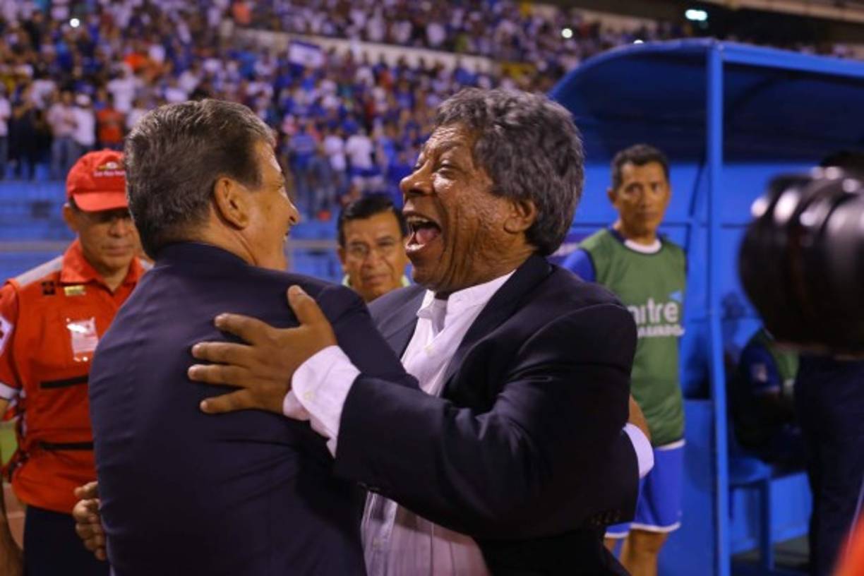 Antes de iniciar el partido José Luis Pinto y Ramón Enrique Maradiaga se dieron un tremendo abrazo.