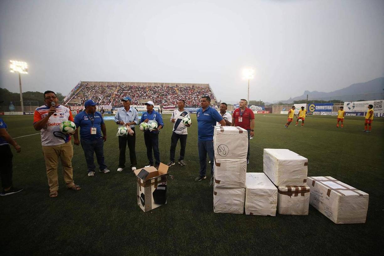 La UPNFM tuvo un gran detalle antes del inicio del partido. Los Lobos regalaron 90 balones a las Ligas Menores de Choluteca. Enorme gesto.