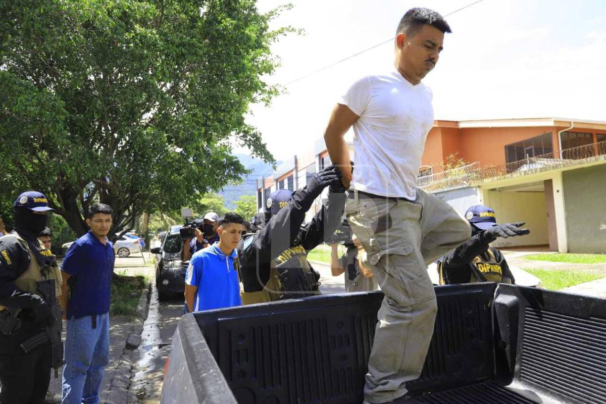 Asimismo, fue arrestado en cuatro ocasiones, el 13 de junio del 2012 en San Francisco de Yojoa, Cortés, por los delitos de tráfico de drogas, detenido junto a Marlon Eduardo Madrid García, en el 2014 por el delito de portación ilegal de armas, y las últimas dos ocasiones por escándalo en vía pública en diferentes sectores de esta ciudad en el 2016.