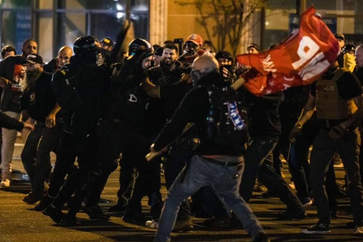 WASHINGTON, DC - NOVEMBER 14: Members of Antifa and Proud Boys clash in the middle of the street following the 'Million MAGA March' on November 14, 2020 in Washington, DC. Various pro-Trump groups gathered in DC today for the 'Million MAGA March' to protest the results of the 2020 presidential election. Samuel Corum/Getty Images/AFP<br/><br/>== FOR NEWSPAPERS, INTERNET, TELCOS & TELEVISION USE ONLY ==<br/><br/>