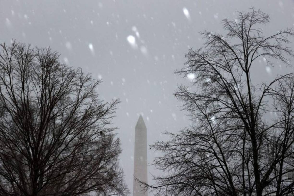 La tormenta barrerá desde Carolina del Norte hasta Nueva York, dejando unos dos pies de nieve en algunas áreas, advirtió el Servicio Nacional de Meteorología.