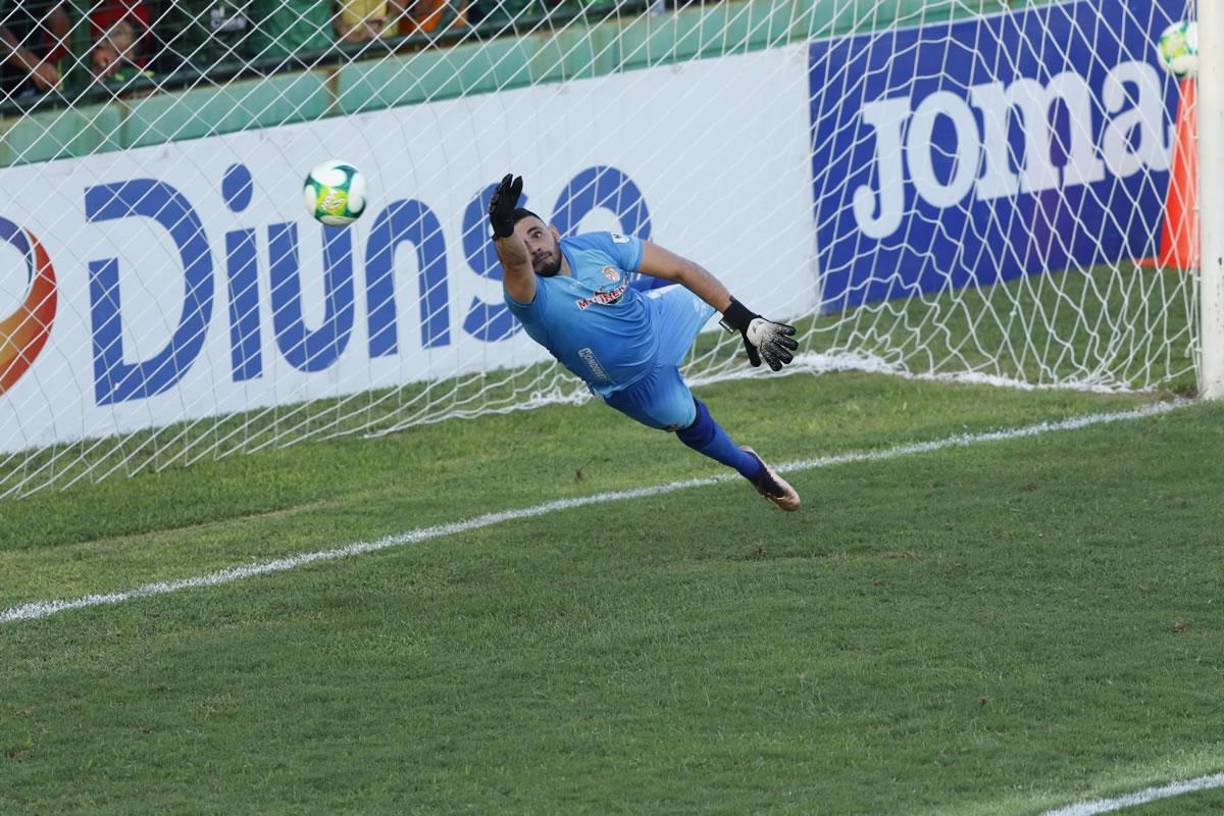 Francisco ‘Panchi’ Reyes, portero de la Real Sociedad, voló, pero no pudo detener el lanzamiento de penal de Clayvin Zúniga para la remontada del Marathón.