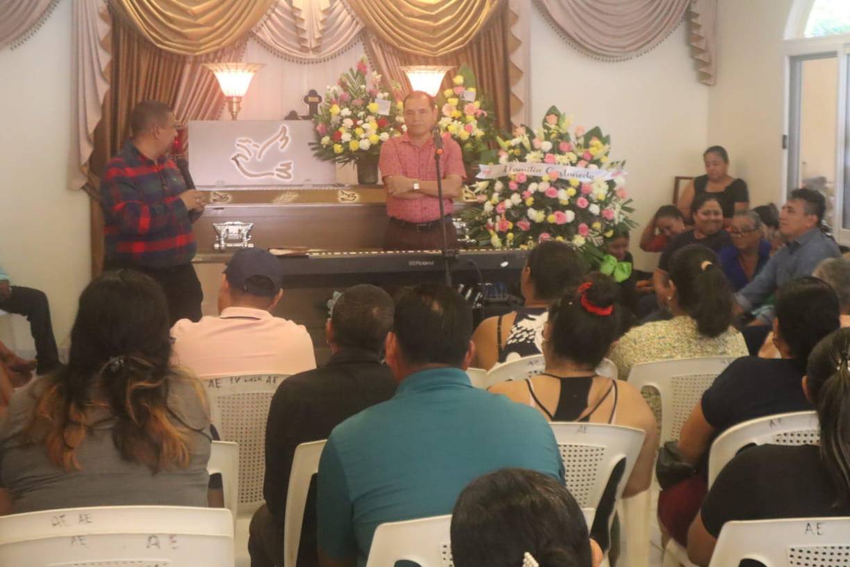 Ante una multitud muy dolida y apesarada, que todavía no daba crédito a lo sucedido, la pastora Sarmiento fue sepultada la tarde de este martes en el cementerio de Tocoa.