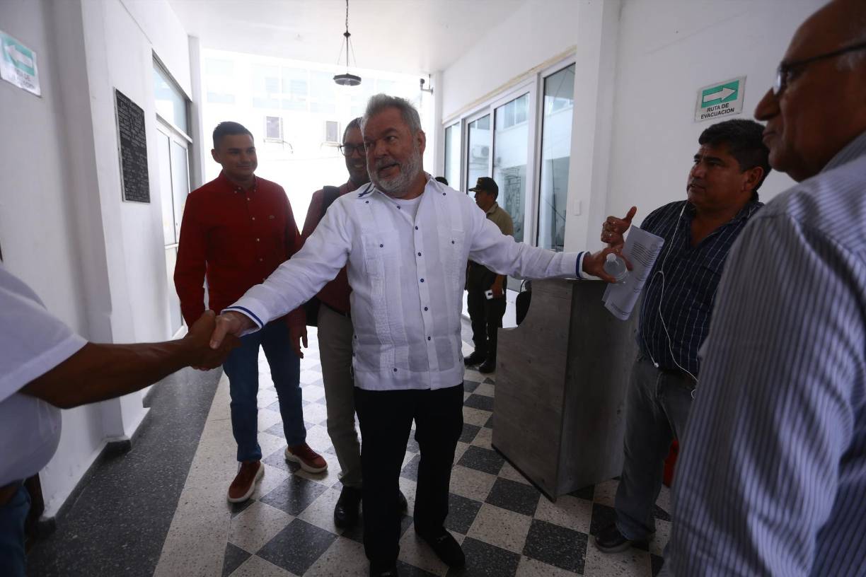 Cuando los agentes llegaron el alcalde Roberto Contreras se encontraba en la reunión de gerentes que realiza los lunes tradicionalmente.