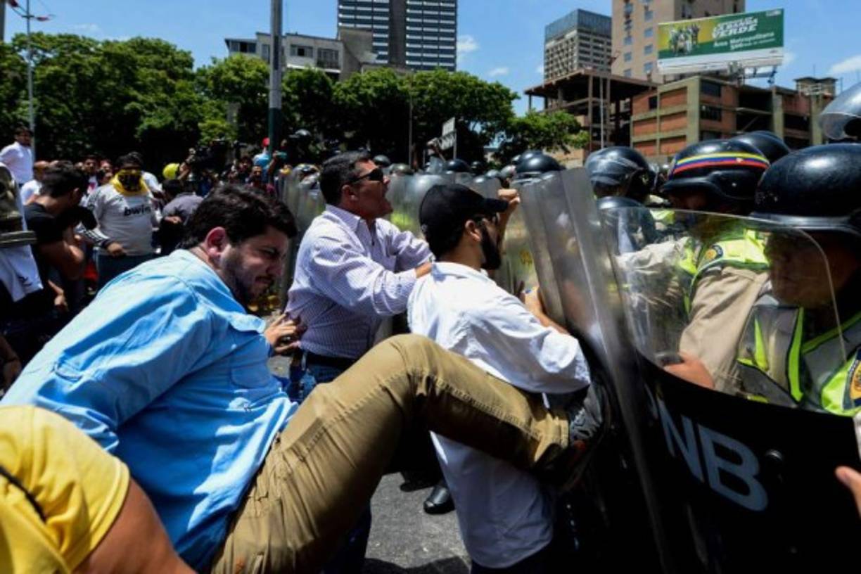 Nueve personas resultaron heridas, una de ellas de bala, durante una protesta de la oposición venezolana que este martes exigió devolver las facultades al Parlamento, elecciones y la libertad de sus dirigentes presos.