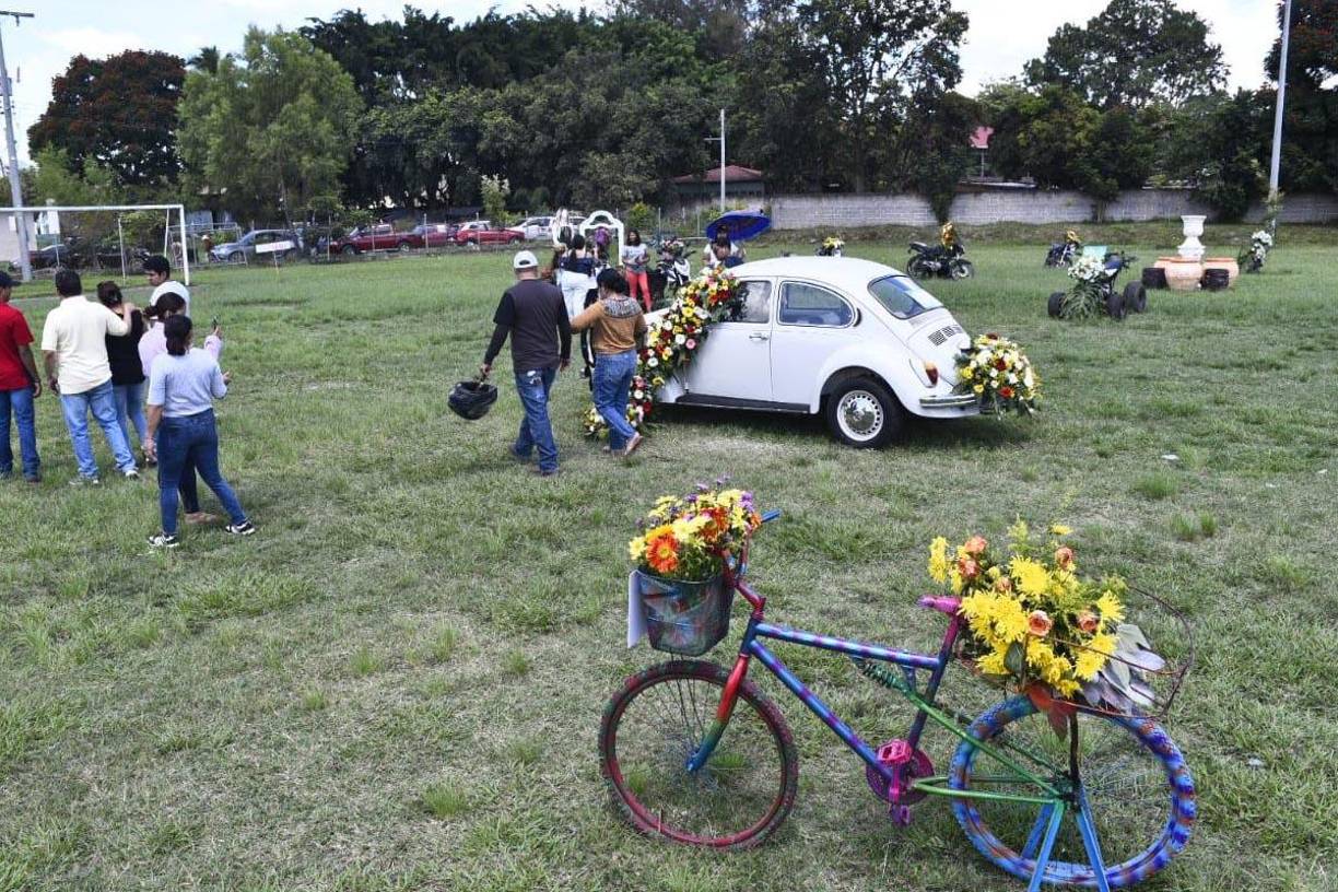 Las familias disfrutan de las actividades al aire libre.