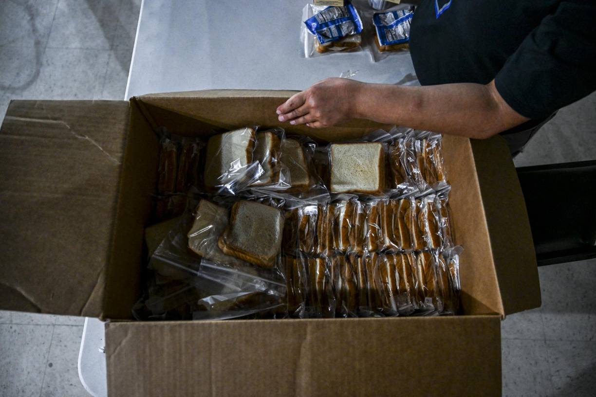 El refugio abre sus puertas cada día entre las 19H00 y las ocho de la mañana, y ofrece cena y una cama a los migrantes necesitados, indica su directora, Monica Sosa.