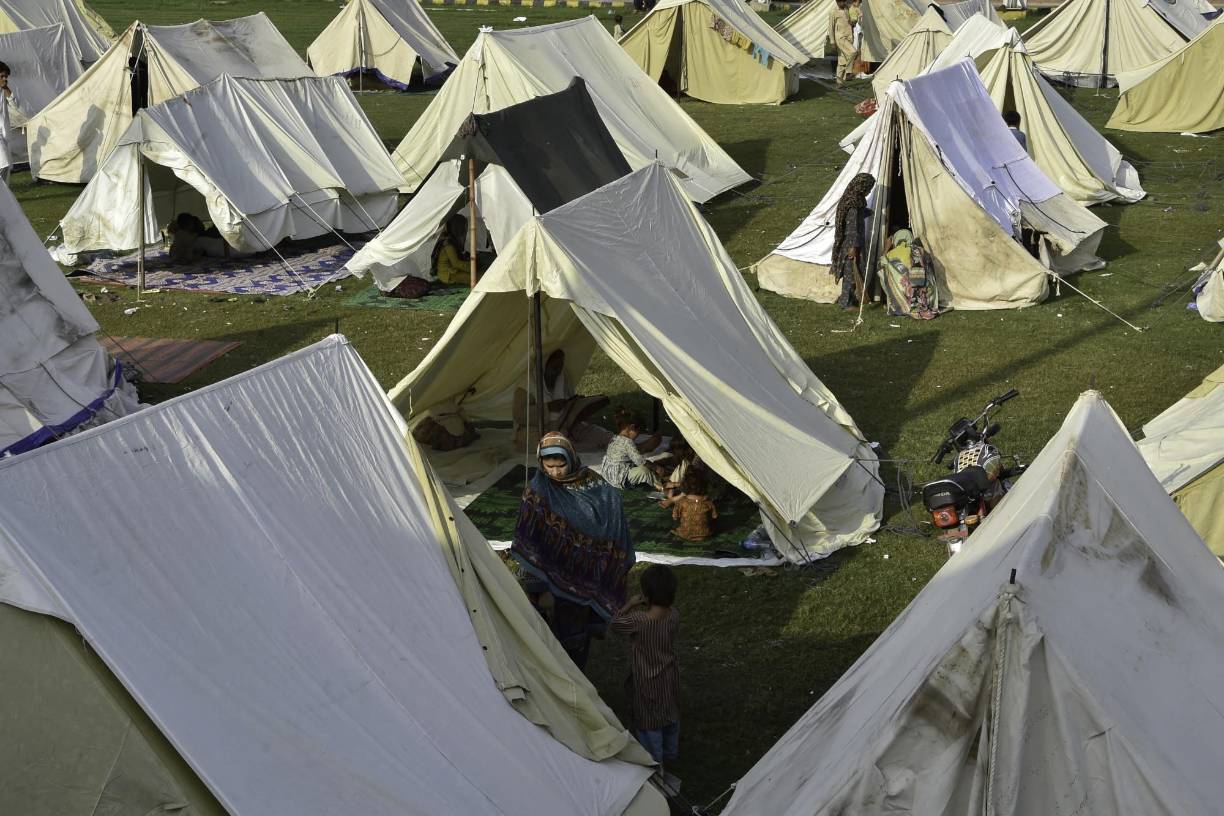 En la aldea de Panjal Sheikh, las casas se fueron derrumbando una por una. Tras casi dos semanas de incesantes aguaceros este mes, no quedaban más que casas dañadas, escombros y montones de pertenencias asomando entre charcos de agua marrón y barro gris.