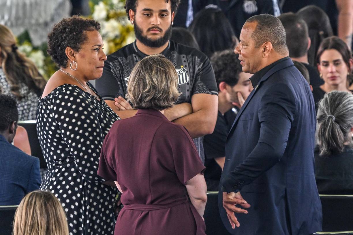 El padre de Neymar, surgido también en el ‘Peixe’, asistió en nombre de la familia del actual ‘10’ de la ‘Seleçao’, quien no podrá viajar a Brasil.