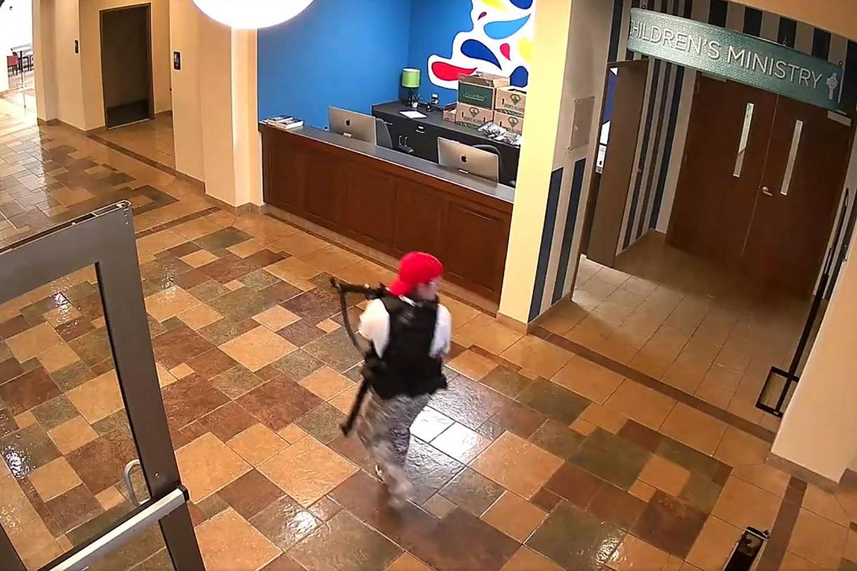 Llevaba consigo “al menos dos rifles de asalto y una pistola”, informó el portavoz de la policía local, Don Aaron, en rueda de prensa. Murió abatido por las fuerzas de seguridad.