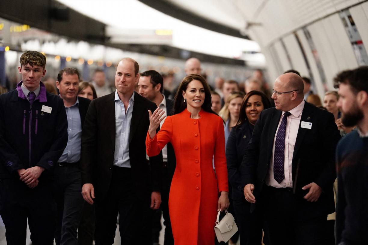 El ambiente de festividad se percibe en Londres, con numerosas celebraciones en honor al nuevo rey británico.