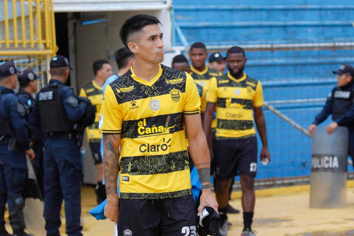 Juan Vieyra - El argentino está más afuera que adentro del Real España debido al bajo rendimiento en su año defendiendo a la institución catedrática, donde tras dos torneos, no pudo consolidarse en el once titular, haciendo irreconocible su figura que brilló en Marathón la temporada anterior. El futbolista tampoco desea continuar, aunque su represente asegura que tiene contrato para todo el 2024.