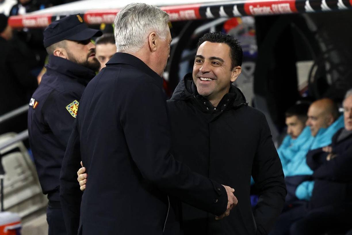El saludo entre Carlo Ancelotti y Xavi Hernández.