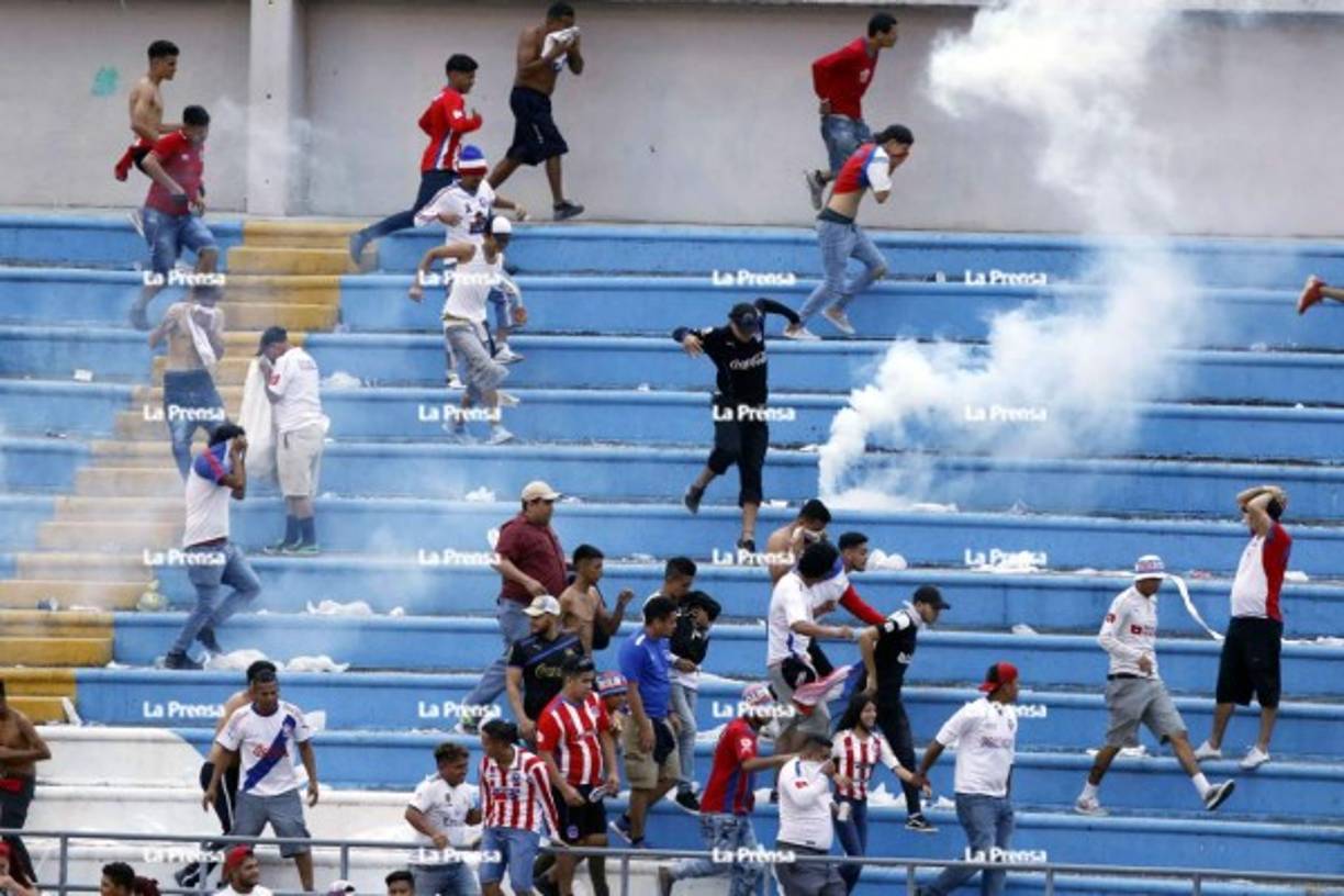 Al final del partido, las barras de Marathón y Olimpia intentaron enfrentarse y la Policía tuvo que intervenir y lanzó gas lacrimógeno.