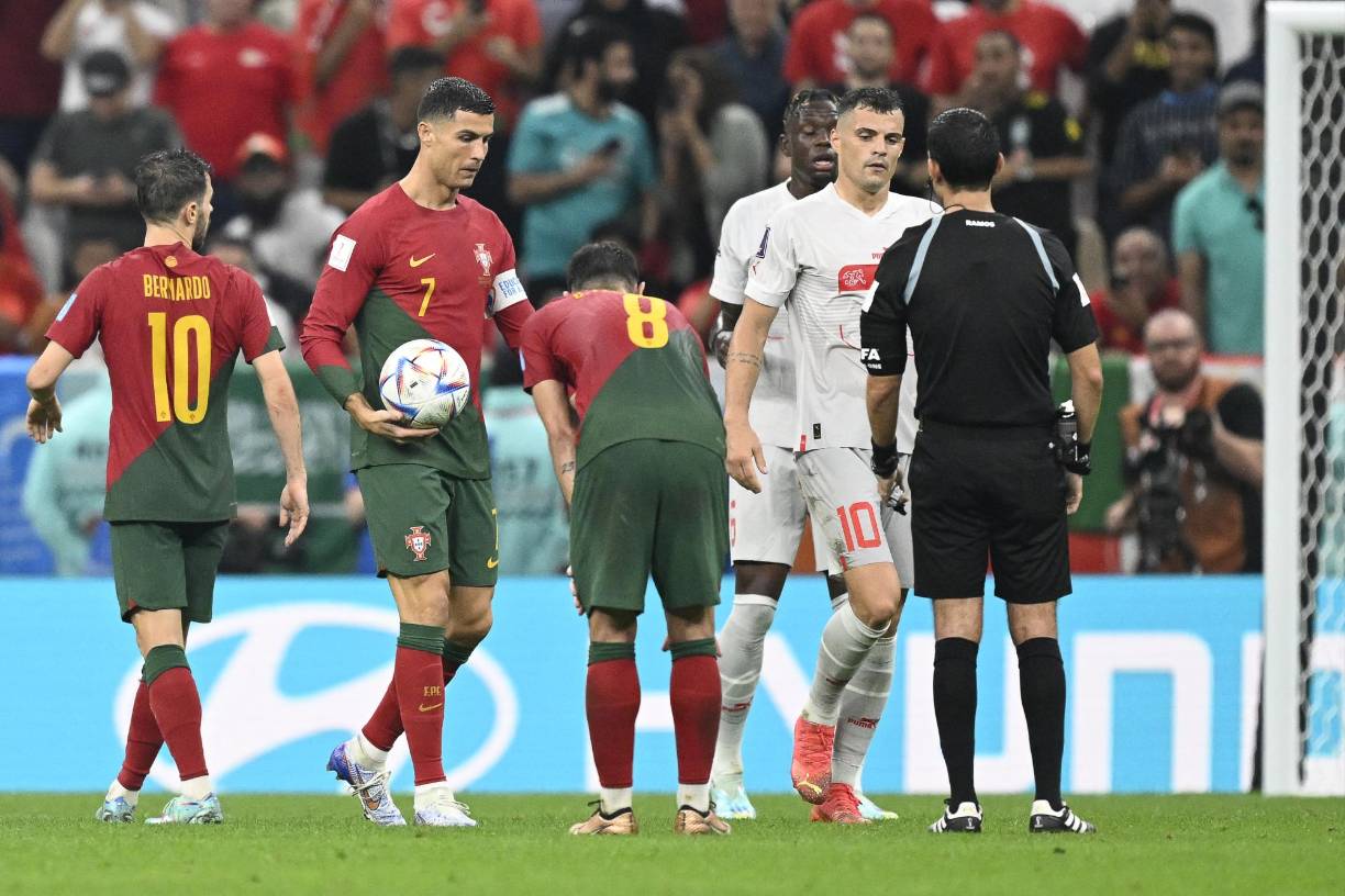 El jugador pidió permiso al club para prepararse en el campo de entrenamiento del club merengue, mientras se define su futuro.<br />