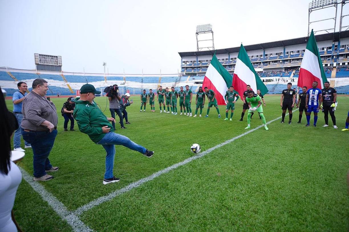 Orinson Amaya, presidente del Marathón, hizo el saque de honor en la primera edición de la Copa LA PRENSA.