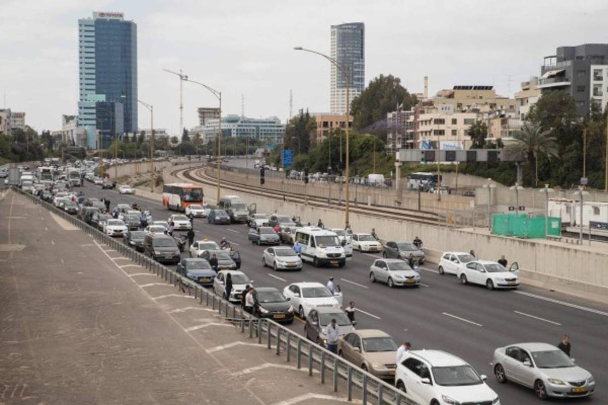El tráfico se detiene en una autopista de Tel Aviv, donde cientos de conductores se bajaron de sus vehículos para honrar a las víctimas del Holocausto.