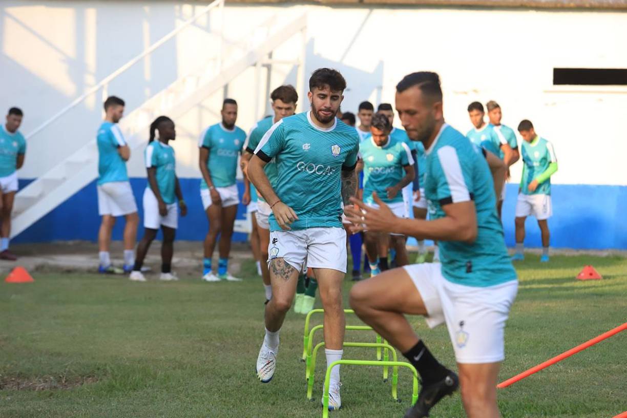 Agustín Auzmendi comenzó bien en el entrenamiento del miércoles de los Potros del Olancho FC.