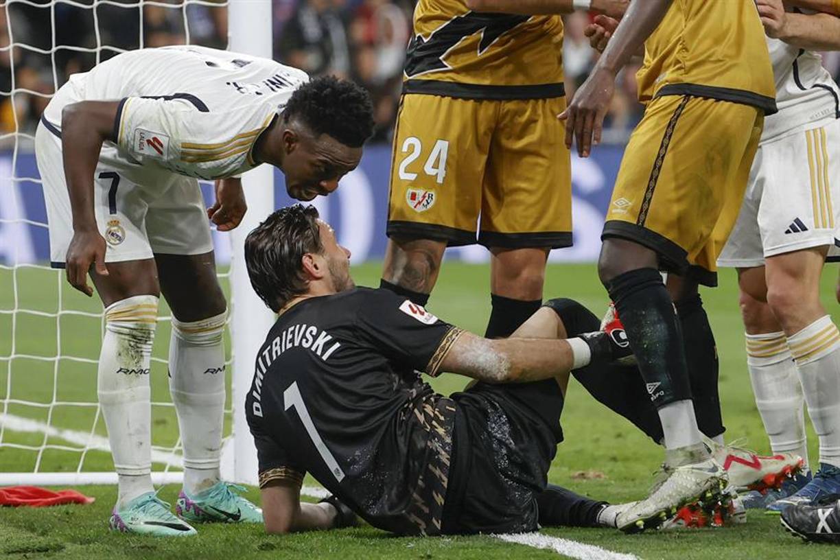  Vinicius (ya con tarjeta amarilla por protestar al 74) estuvo envuelto en polémica, ya que los del Rayo Vallecano exigían la segunda tarjeta y su expulsión en una nueva jugada.