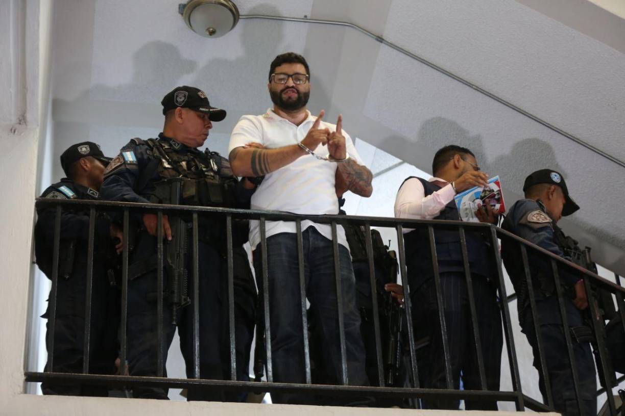 El fiscal general ordenó el sábado la captura de Vallecillo, quien era juez de jurisdicción nacional en materia de crimen organizado y corrupción, por utilizar su nombre y de otros fiscales para extorsionar a investigados por delitos de corruptela.