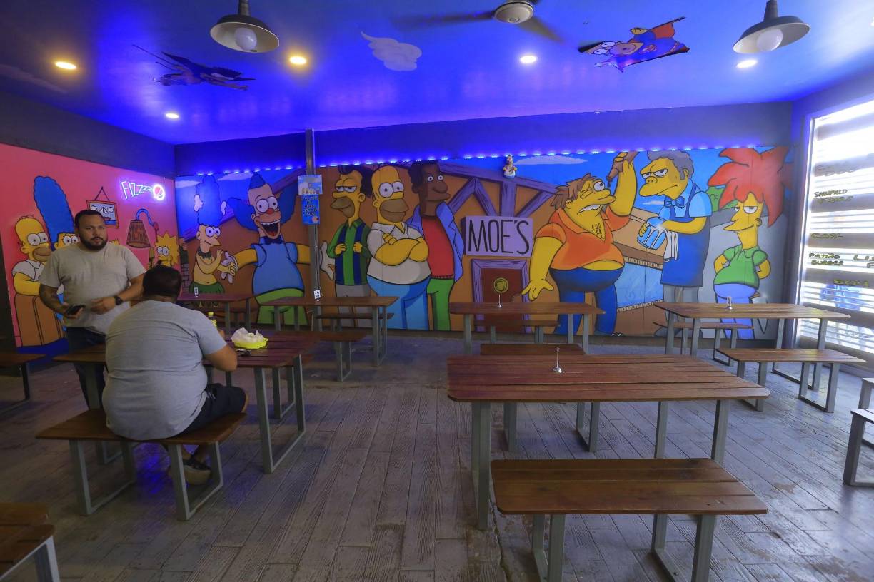 La producción cuenta con 745 episodios divididos en 34 temporadas desarrolladas en un pueblo ficticio llamado Springfield, el cual fue adaptado en versión hondureña para denominar al restaurante sampedrano.