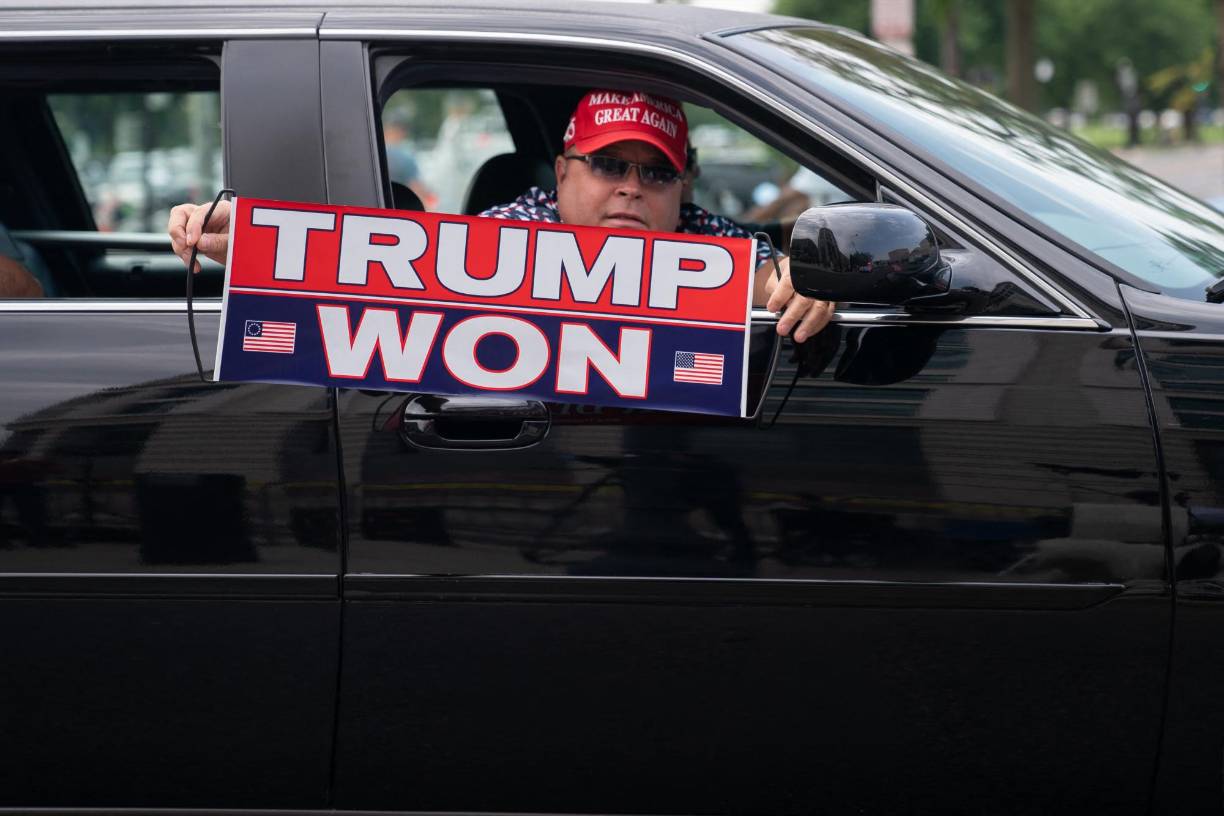 Unos pocos simpatizantes del exmandatario se han acercando a las proximidades del juzgado. Tres hombres, en una limusina con una placa que dice “TRUMP DC” dan vueltas alrededor del edificio, sonando el claxon.