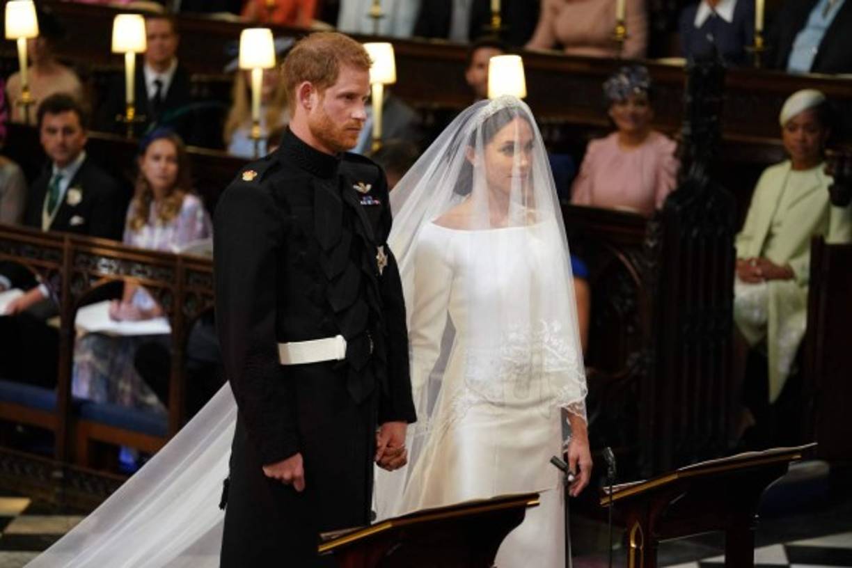 El príncipe Harry de Gran Bretaña, duque de Sussex (L) y prometida estadounidense del príncipe Harry Meghan Markle de Gran Bretaña se unen para su boda en la Capilla de San Jorge, en el Castillo de Windsor, en Windsor.<br/>Dominic Lipinski / PISCINA / AFP